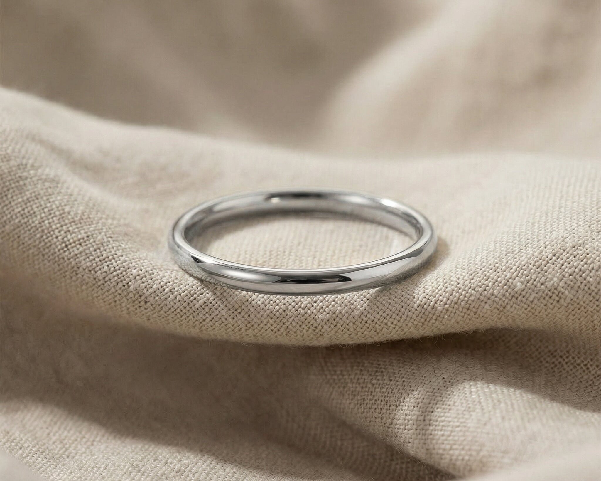 Classic band ring in silver with smooth finish, minimalist everyday jewellery