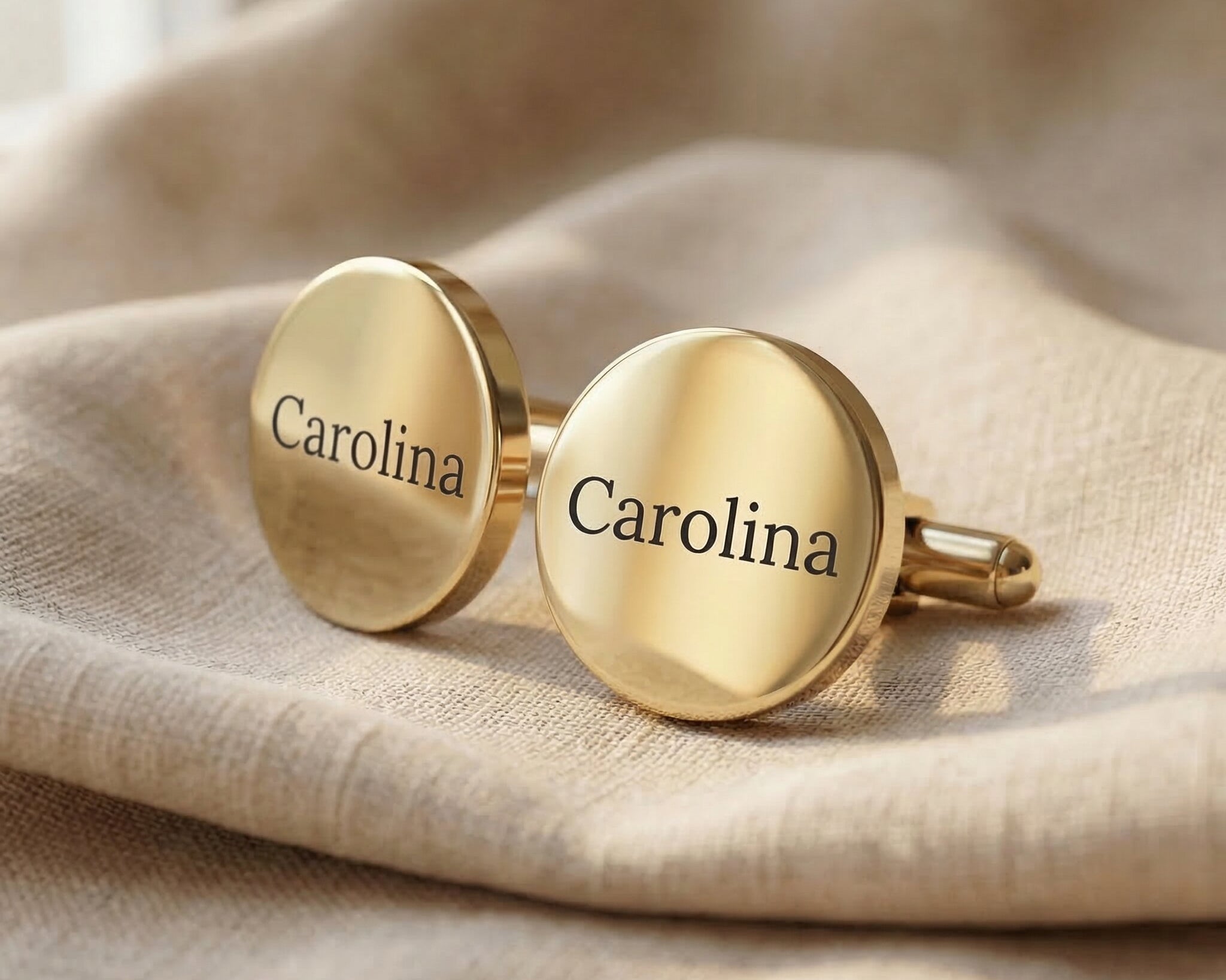 Personalised cufflinks in gold with engraved name, refined accessory for formal occasions