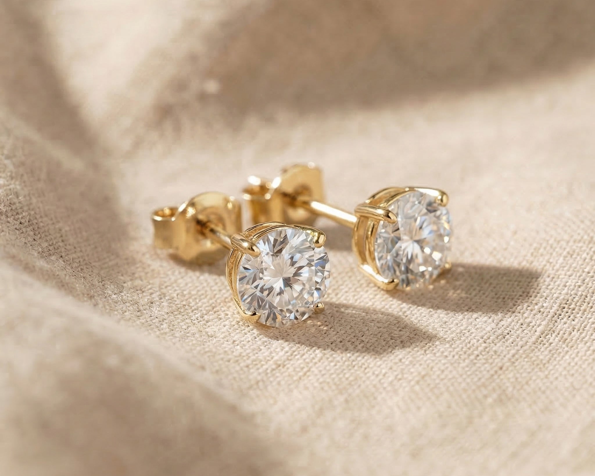 Round stud earrings in gold with sparkling stone, classic everyday jewellery piece