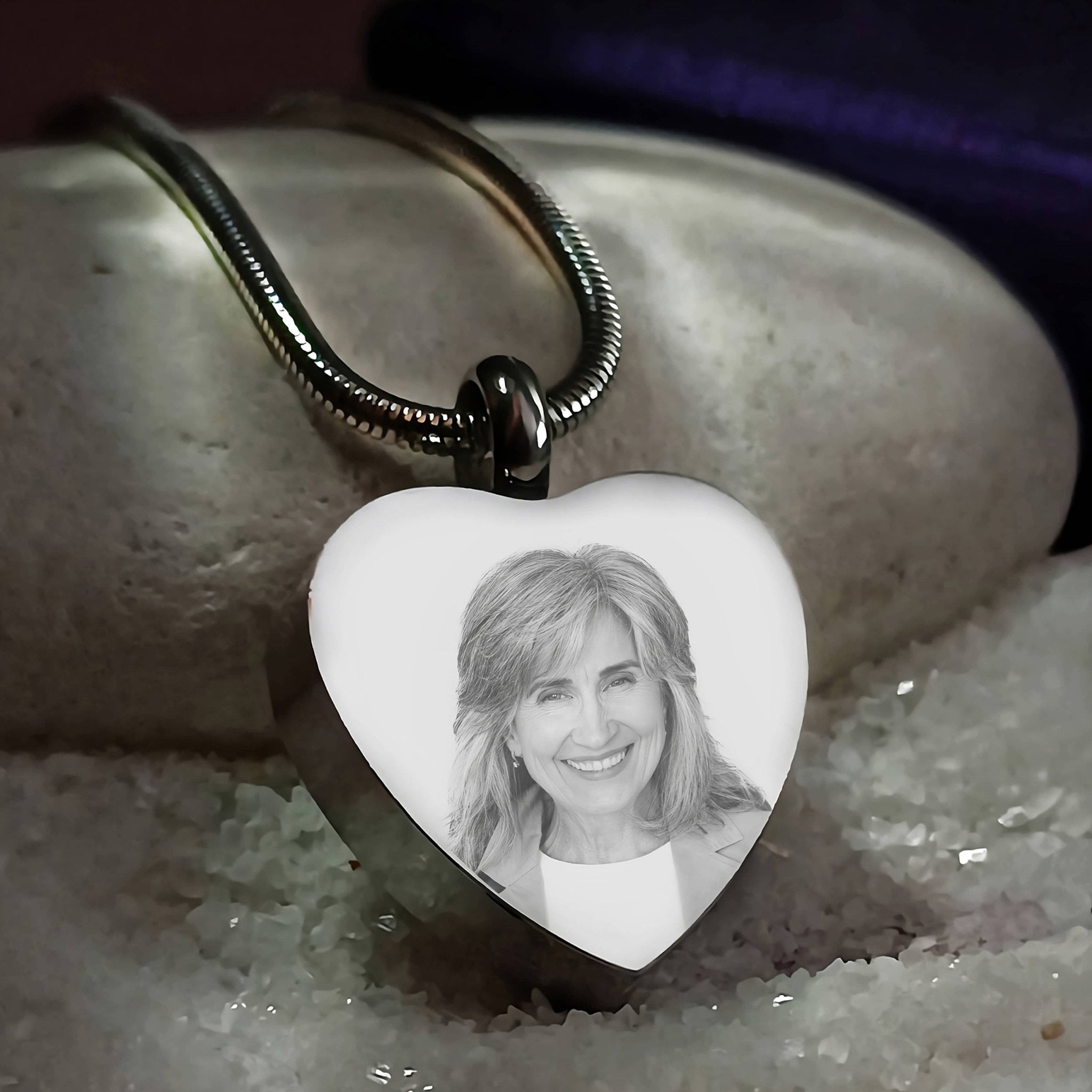 Cremation Jewelry: Cool Or Creepy? – Oneworld Memorials